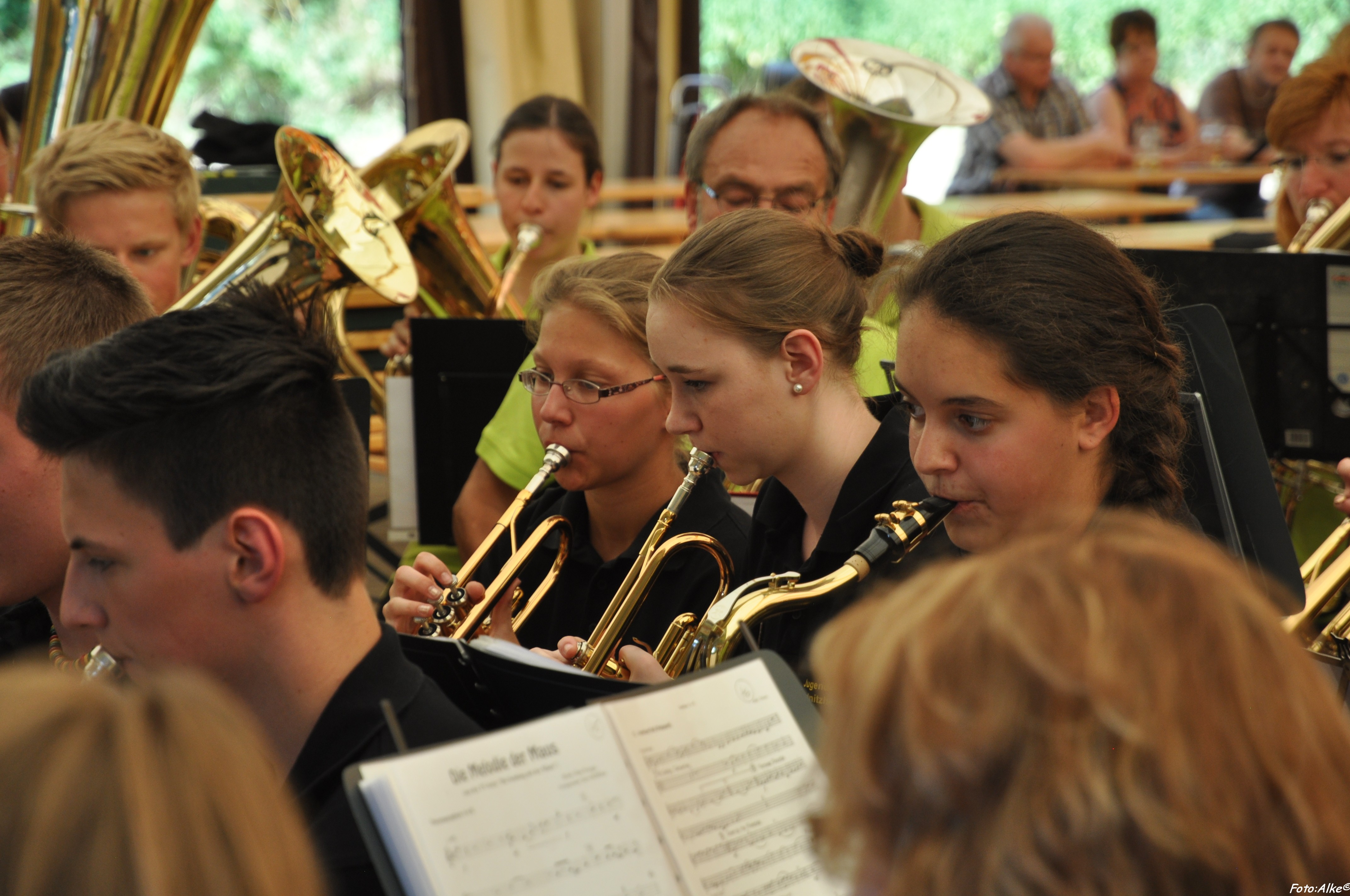 Jugendorchester und Recycling-Band: ein gutes Team auf der Hembacher Kärwa (2014)